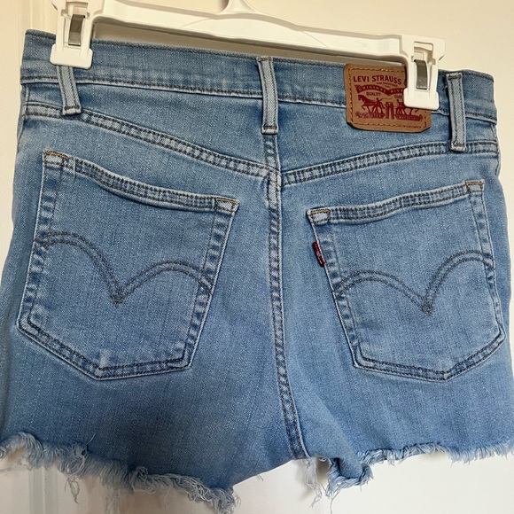 Levi’s High Rise Shorts - Picture 3 of 3